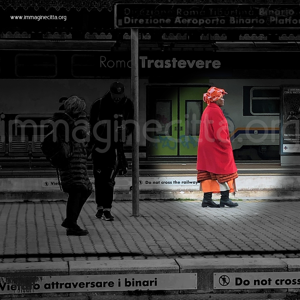 foto di donna di colore alla stazione di trastevere